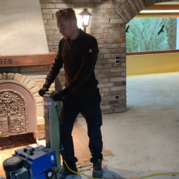 Gebäudeserivce Brendel Bodenbelag entfernen mit Maschine